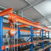 Как безопасно хранить и перемещать штампы весом более 1 тонны - полное руководство 2025