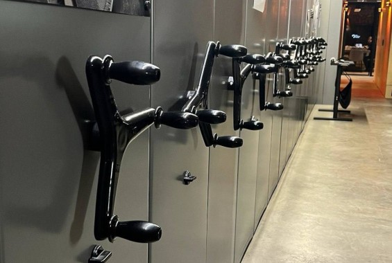 Окрашенные передвижные стеллажи Т