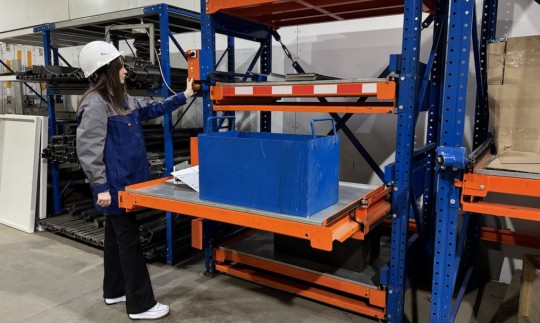 Стеллаж с электроприводом выдвижения полок