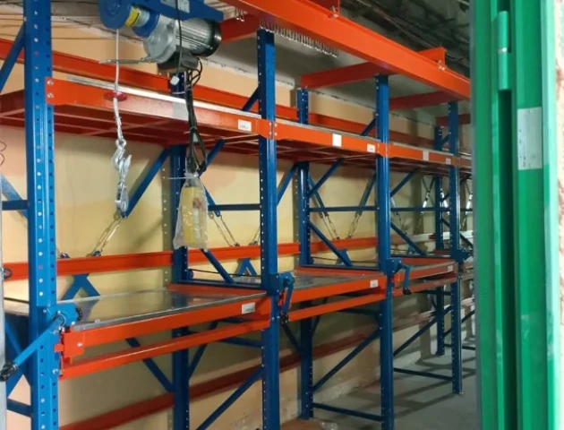 Стеллажи с выдвижными платформами с электрической талью