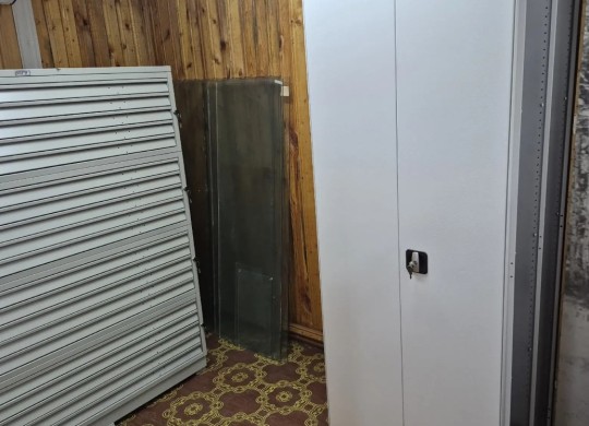 Стационарный шкаф с дверями