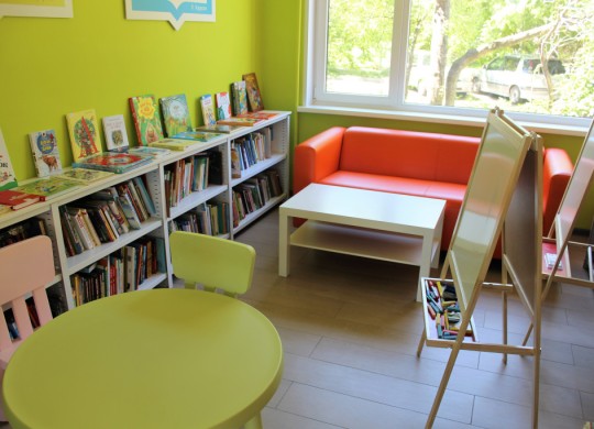 Низкие стеллажи в детской зоне для самостоятельного доступа маленьких читателей